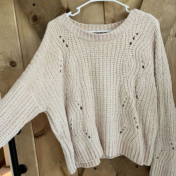 BASIC || Cream colored SOFT gorgeous Woman’s Sweater Knit - Picture 5 of 5